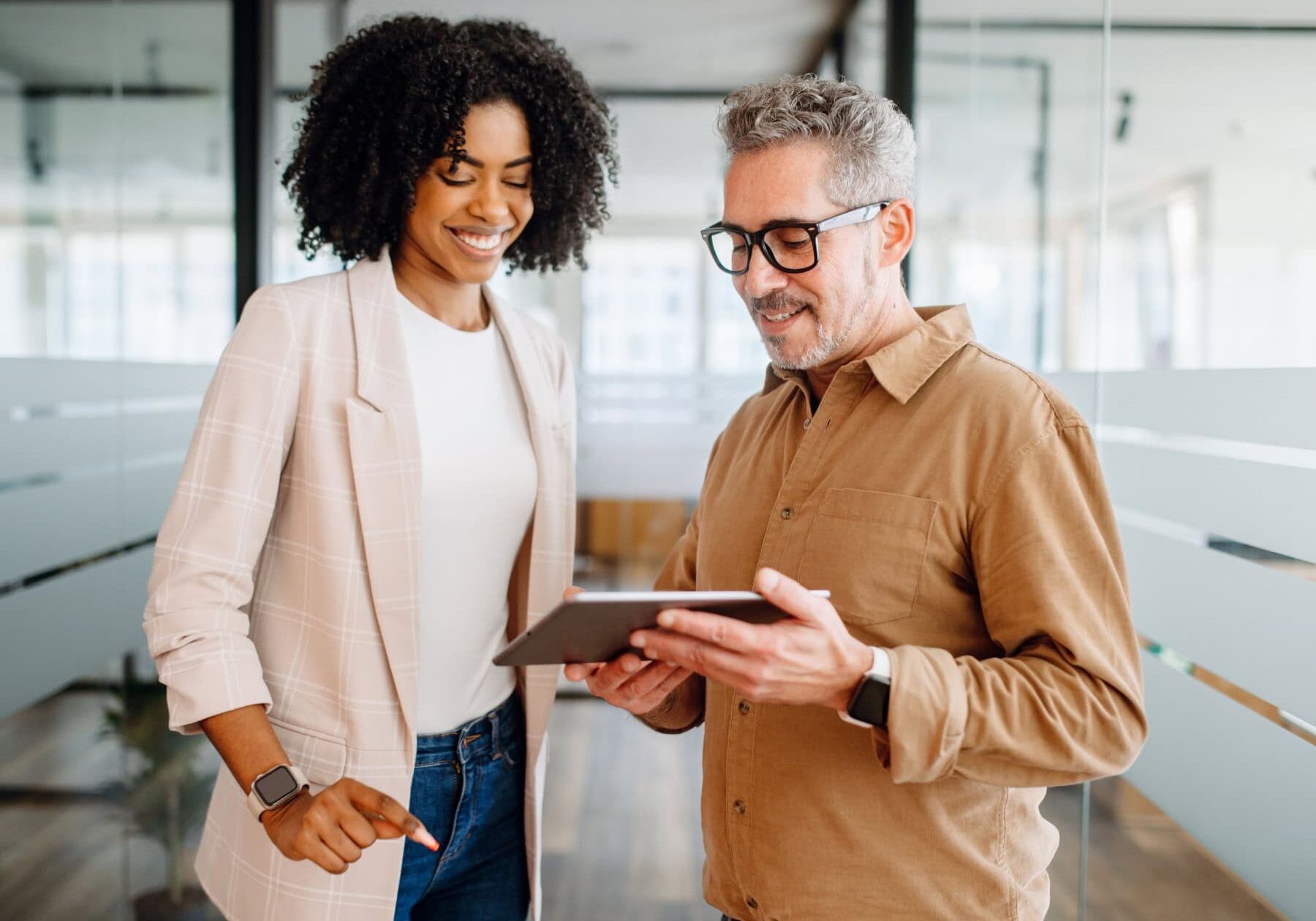 icf-about-cio-deep-dives A man and woman deep dive into the content on a tablet